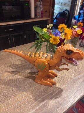 ZURU Robo Alive Attacking T-Rex toy